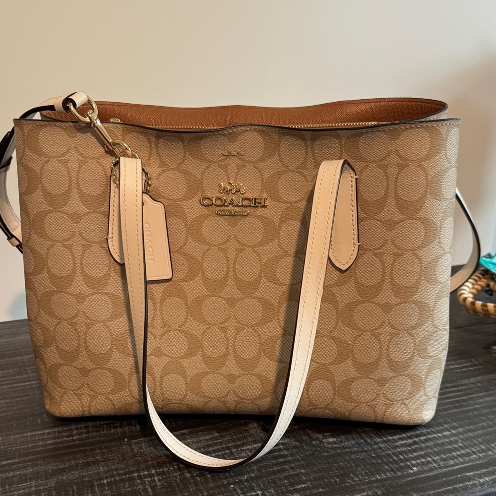 Coach large Avenue Carryall Signature Tote